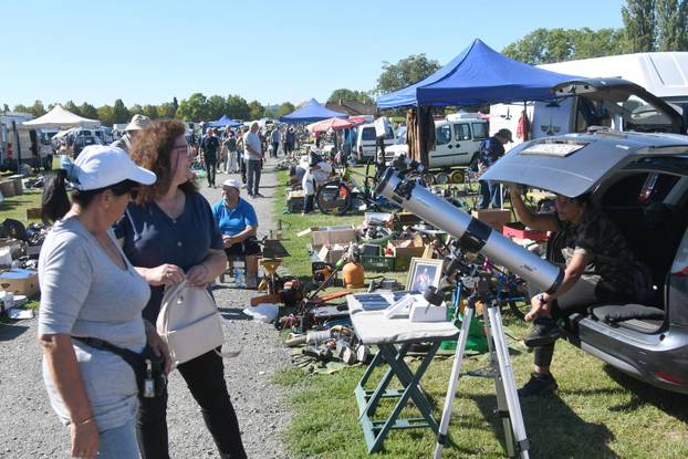 Koprivnica: Velika gužva na buvljaku koji je privukao pažnji brojnih prodavača i još više kupaca