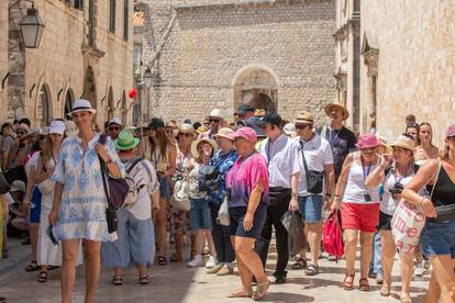 FOTO Temperature visoke, a turisti u Dubrovniku se opustili. Mogli bi biti kažnjeni, evo zašto