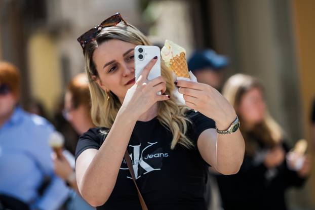 Split: Građani i turisti koriste toplo i sunčano vrijeme za šetnju i istraživanje grada