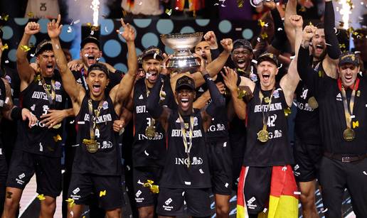 Njemačka je i na krovu Europe: Schröder srušio Tursku u drami