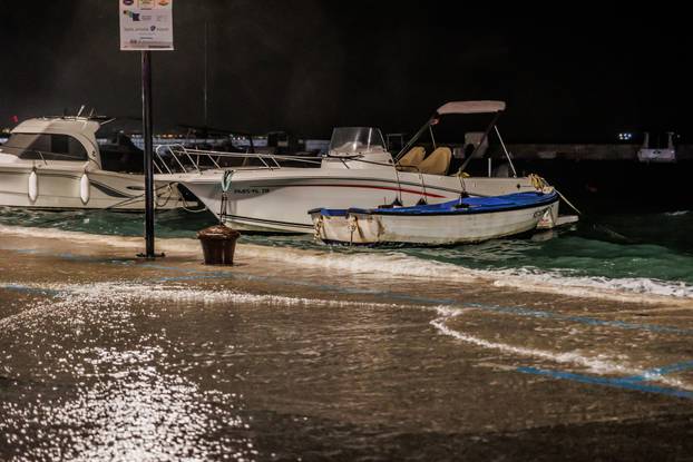 Kaštela: Olujno jugo i plima opet potopili Donja Kaštela