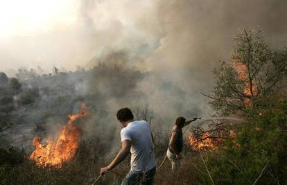 Veliki požar uništava kuće u sjevernom dijelu Atene