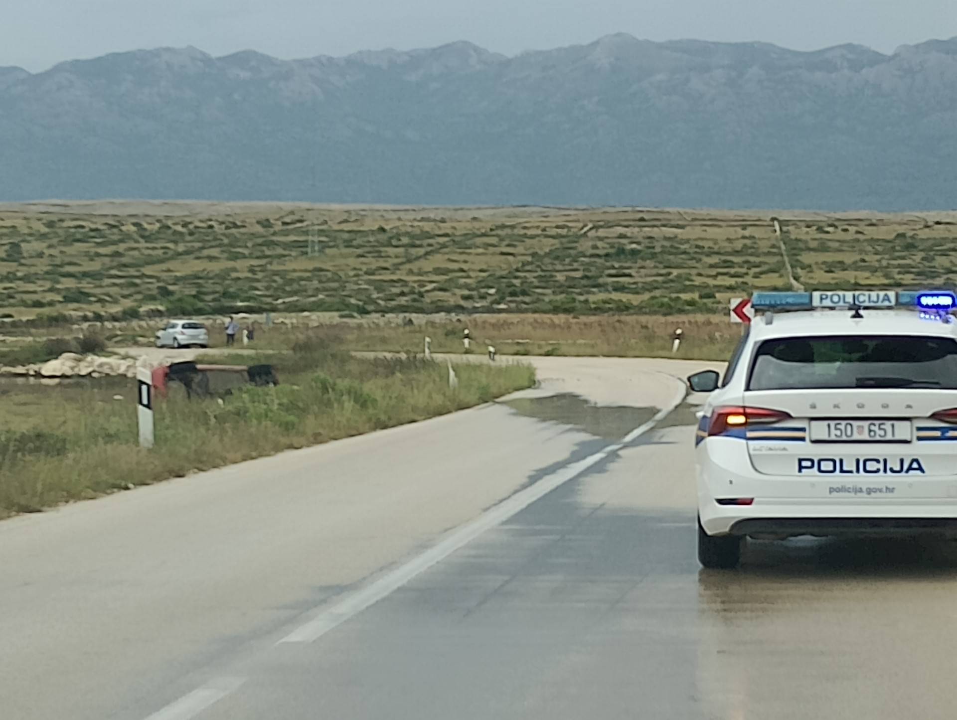 FOTO Nesreća na Pagu: Auto završio na boku, stigla i Hitna