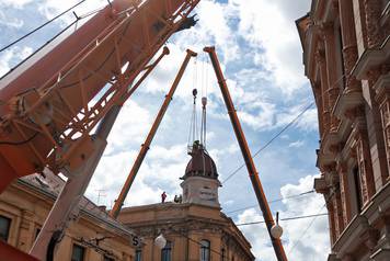 Zagreb: Skinuta kupola na križanju Frankopanske i Ilice zbog oštećenja u potresu