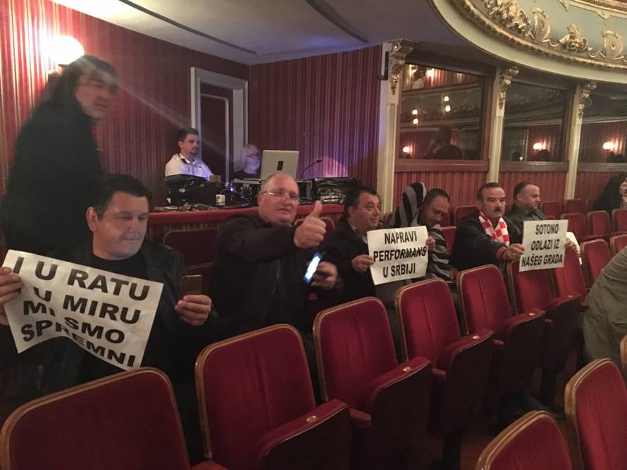 Policija izbacila HSP-ovce koji su ometali Frljićevu predstavu