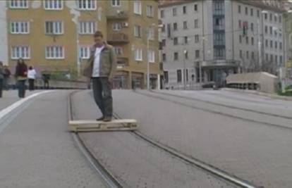 Luda vožnja: Napravio skejt za tramvajske tračnice