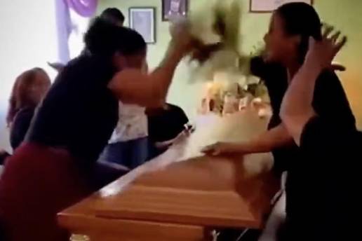 MAKLJA&Zcaron;A &Zcaron;ene se potukle kraj lijesa: 'On je bio moj! Tko si ti?'