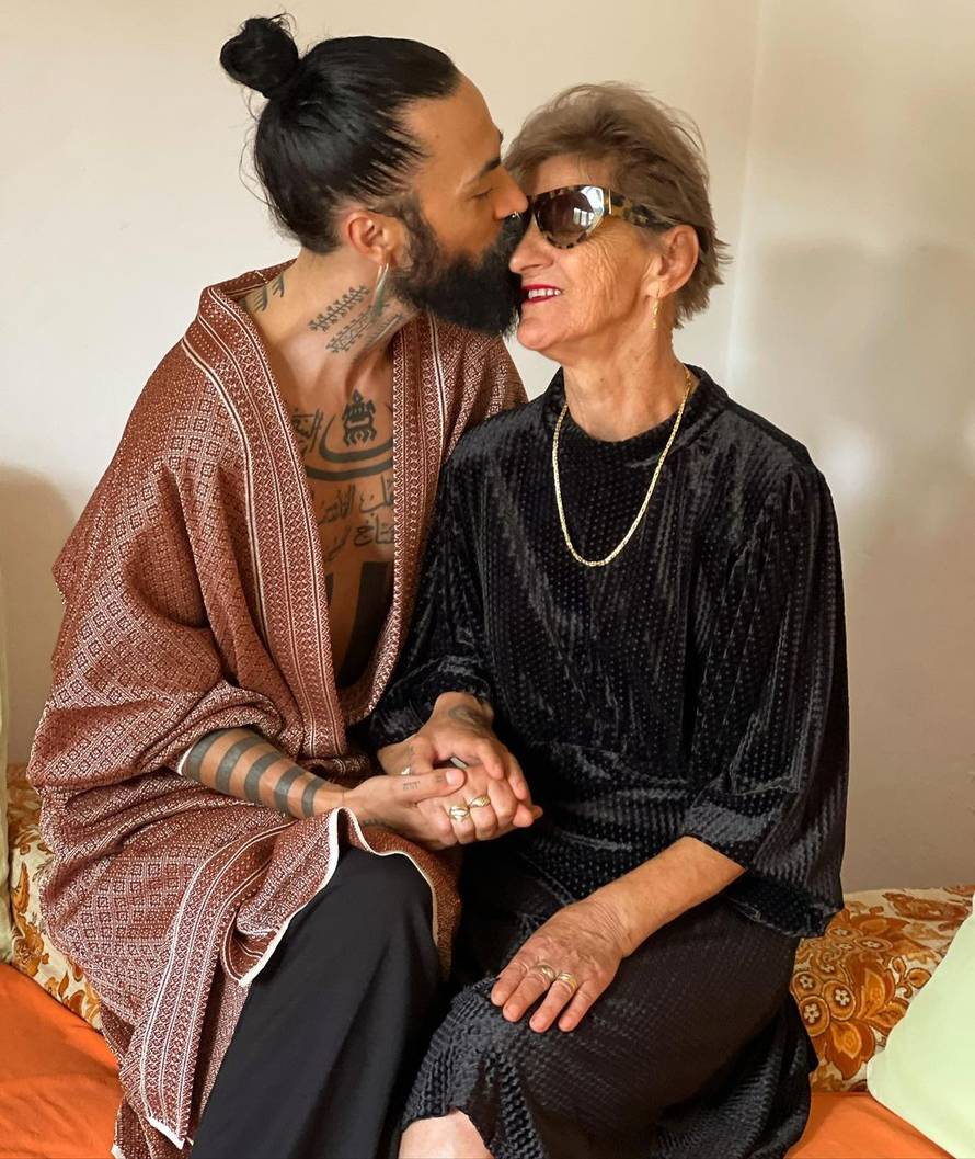 'Princ sevdaha' pokazao goli torzo pa otkrio značenje svojih tetovaža: 'Ti si Božo umjetnost'