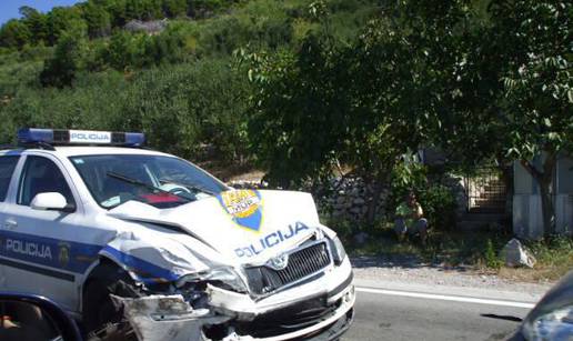 Policajci obilazili auto, pa skrivili sudar u Brelima