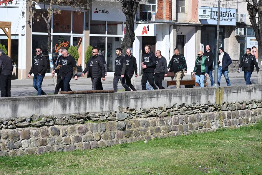 Brojni stanovnici Kočana oplakuju poginule na dan njihova sprovoda