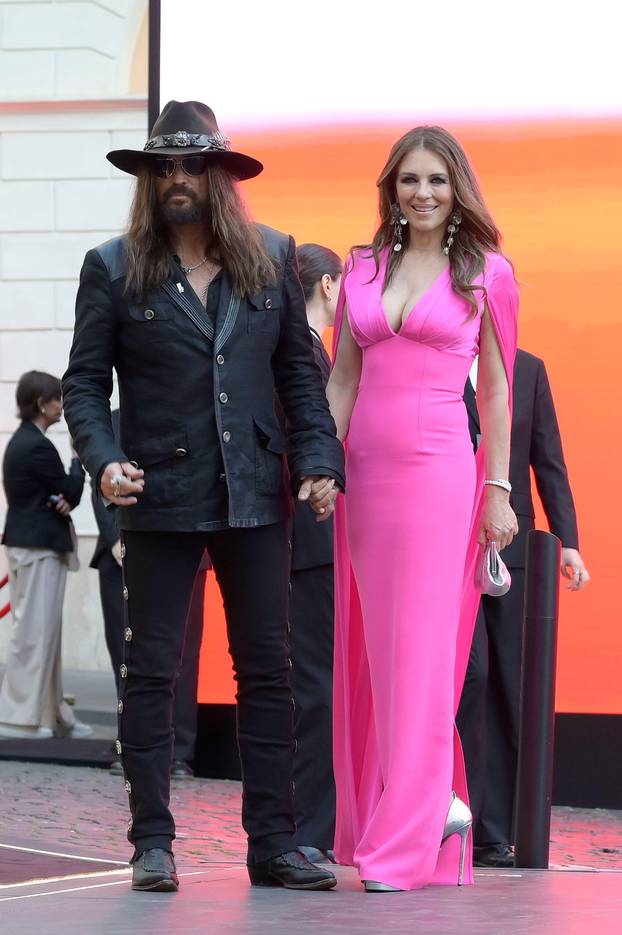 Billy Ray Cyrus und Elizabeth Hurley beim Eröffnungsdinner der Ausstellung 'Orizzonti Rosso / Red Horizons' von der Valentino and Giancarlo Giammetti Foundation im Kultur Center PM23. Rom, 24.05.2025