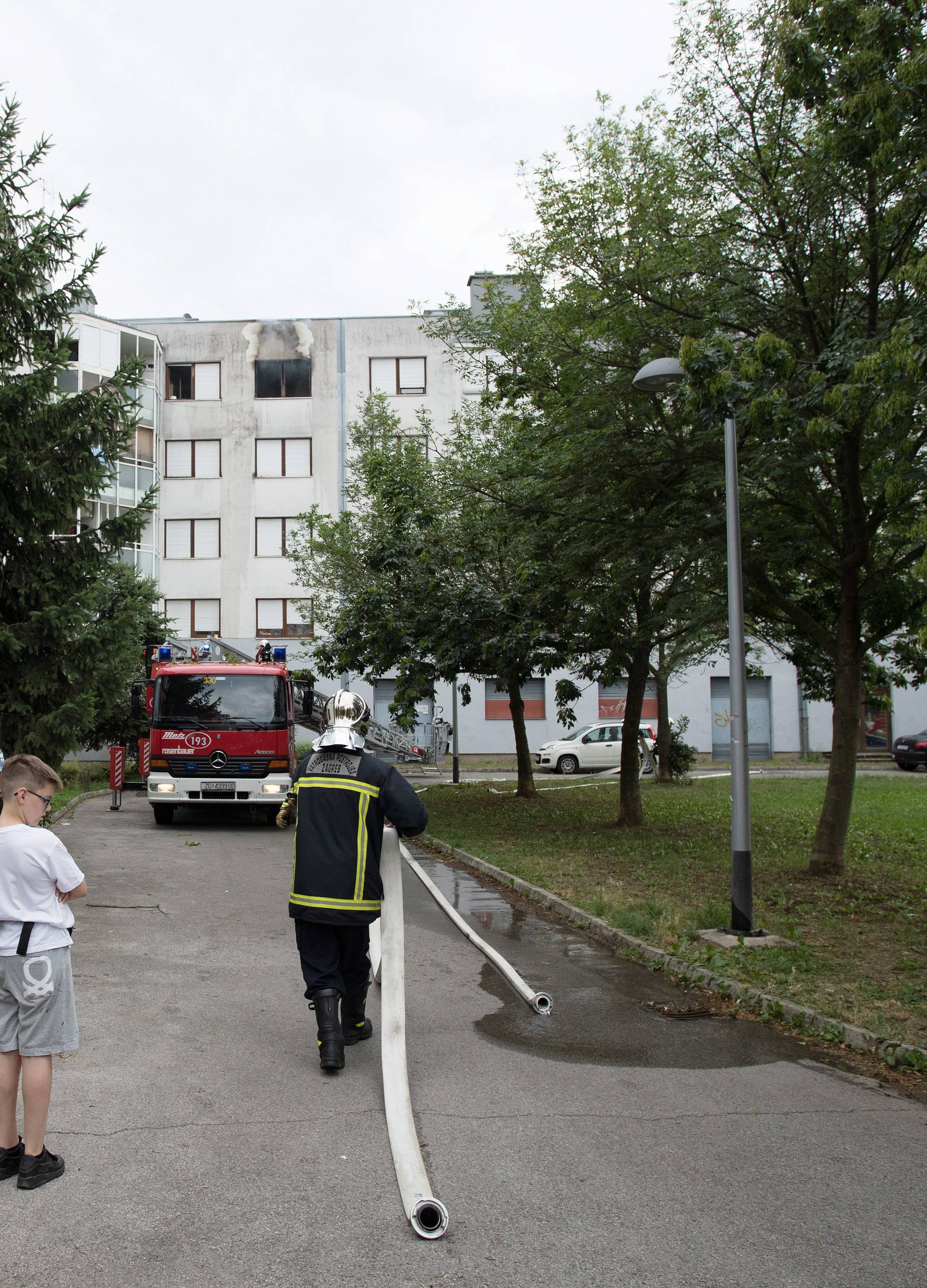 Izgorio stan na 4. katu: 'Čula se eksplozija, letjelo je staklo'