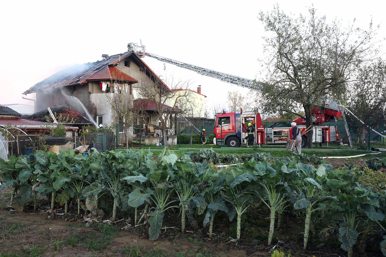 Zagreb: Vatrogasci gase požar na obiteljskoj kući u Blatu