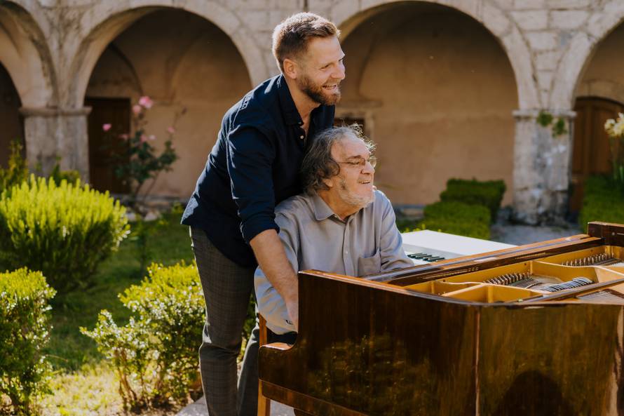 Sklad glazbe i riječi:  Zvjezdan Ružić snimio emotivnu pjesmu s književnikom Lukom Paljetkom