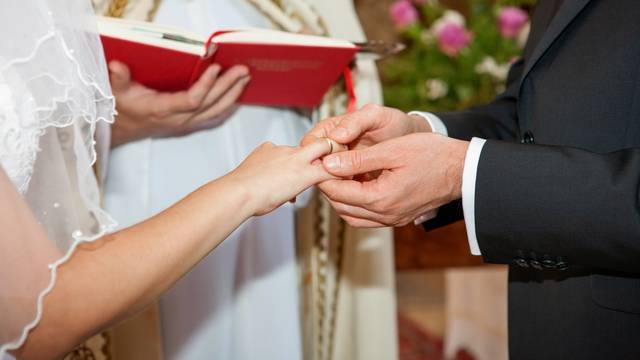 Mladenci se zbog korone ne smiju ljubiti pred oltarom - ako prije svadbe nisu živjeli zajedno