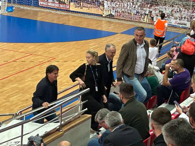 FOTO Predsjednik Hajduka Bilić poklonio dres navijaču, Kustić i Dalić gledali futsal Ligu prvaka