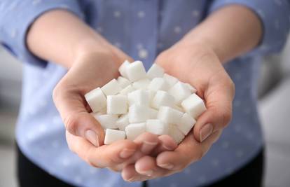 7 znakova da jedete previše šećera:  Debljanje, kronična bol