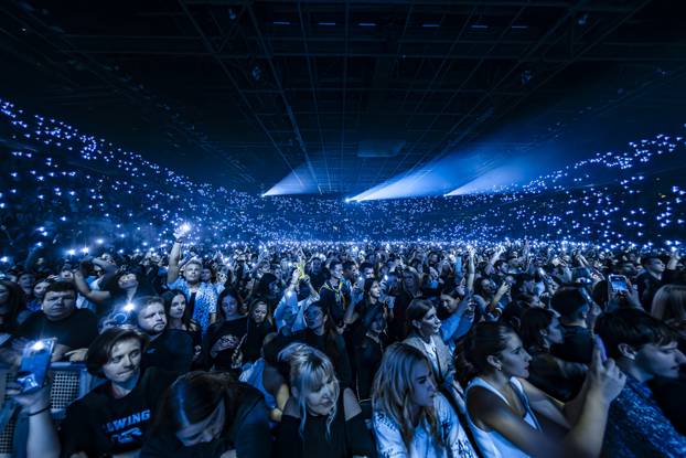 FOTO 'Pogled ispod resica': Severina ni drugi dan koncerta nije skidala svoj 'dlakavi' šešir