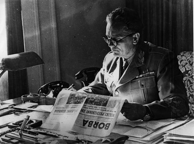 Staatschef Tito liest Zeitung / Foto / 1947