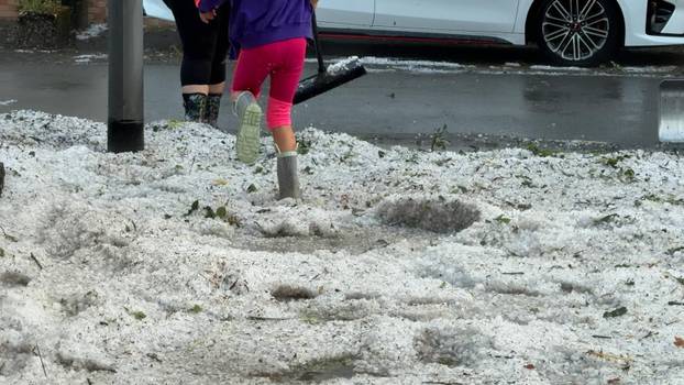 Eine heftige Unwetterfront beendete den extrem heißen Sommertag in Westdeutschland. Aus Frankreich und Luxenburg zogen a