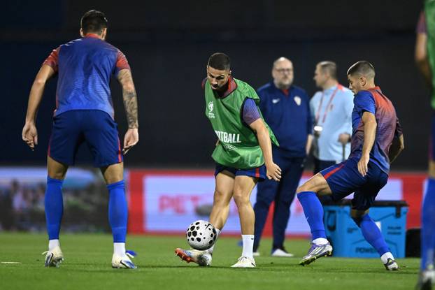 Zagrijavanje nogometaša Hrvatske i Crne Gore uoči početka kvalifikacijske utakmice za Svjetsko prvenstvo