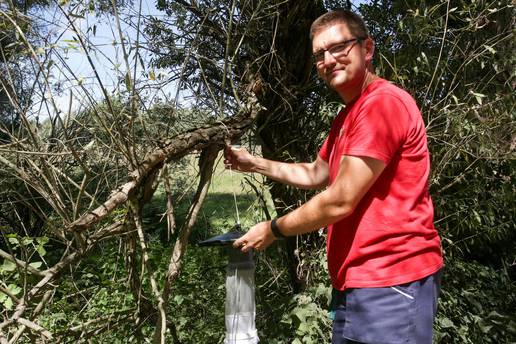 Zvuči čudno, ali njegov posao je da 15 minuta stoji dok ga bodu komarci. Potom broji ubode...