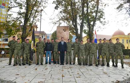 Ministar Banožić i sudionici hodnje "Alfred Hill" odali su počast poginulim braniteljima