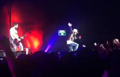 Axl Rose se spotaknuo i pao tijekom koncerta u Meksiku
