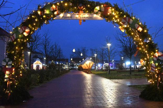Virovitica: Središte grada sjaji  u blagdanskom ozračju jer traje manifestacija Advent u Virovitici
