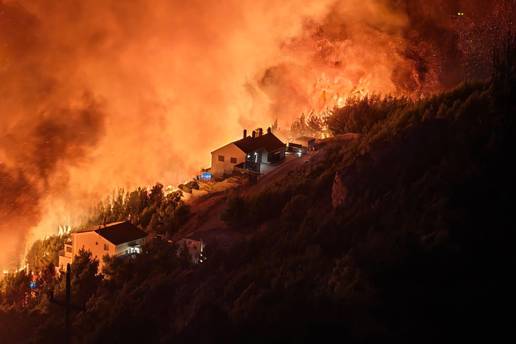 FOTO Stra&scaron;an po&zcaron;ar kod Omi&scaron;a. U pomo&cacute; dolaze vatrogasci iz Dubrovnika, Zadra i &Scaron;ibenika