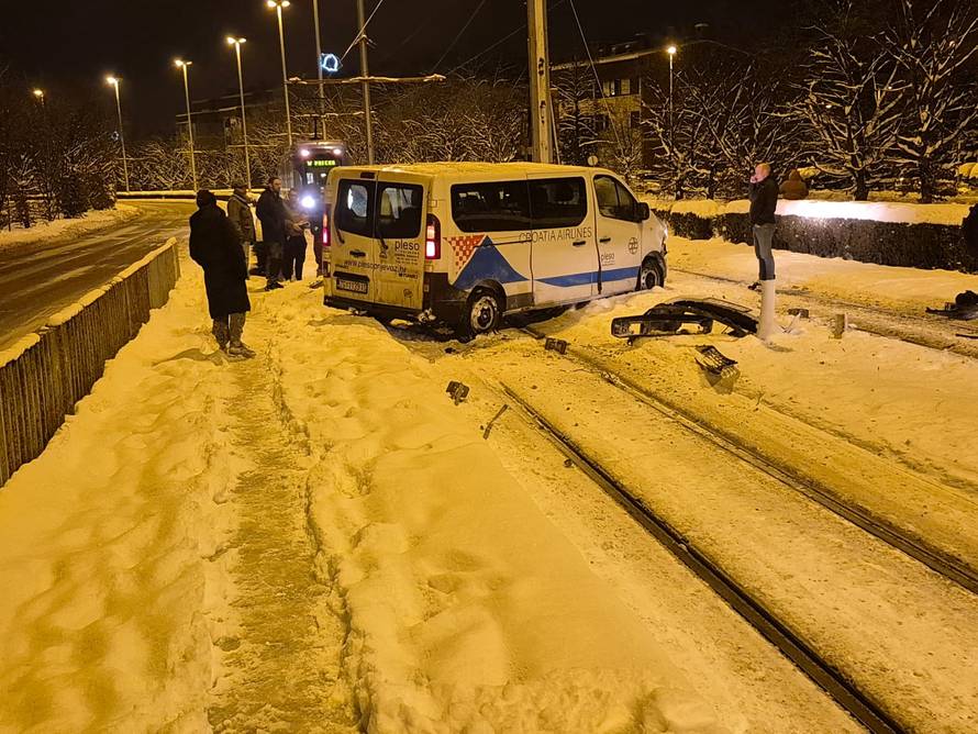 VIDEO Drama na Jarunu: Pijan izletio na tramvajsku prugu pa se kombijem zabio u stup