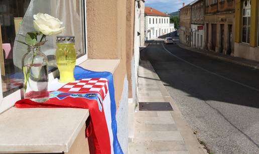 FOTO Drni&scaron; tuguje: Puste ulice, svije&cacute;e i zastave na pola koplja