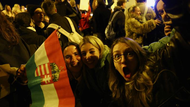 FOTO Suze, smijeh i prepune ulice: Evo kako su Mađari slavili Magyara i veliki Orbanov poraz