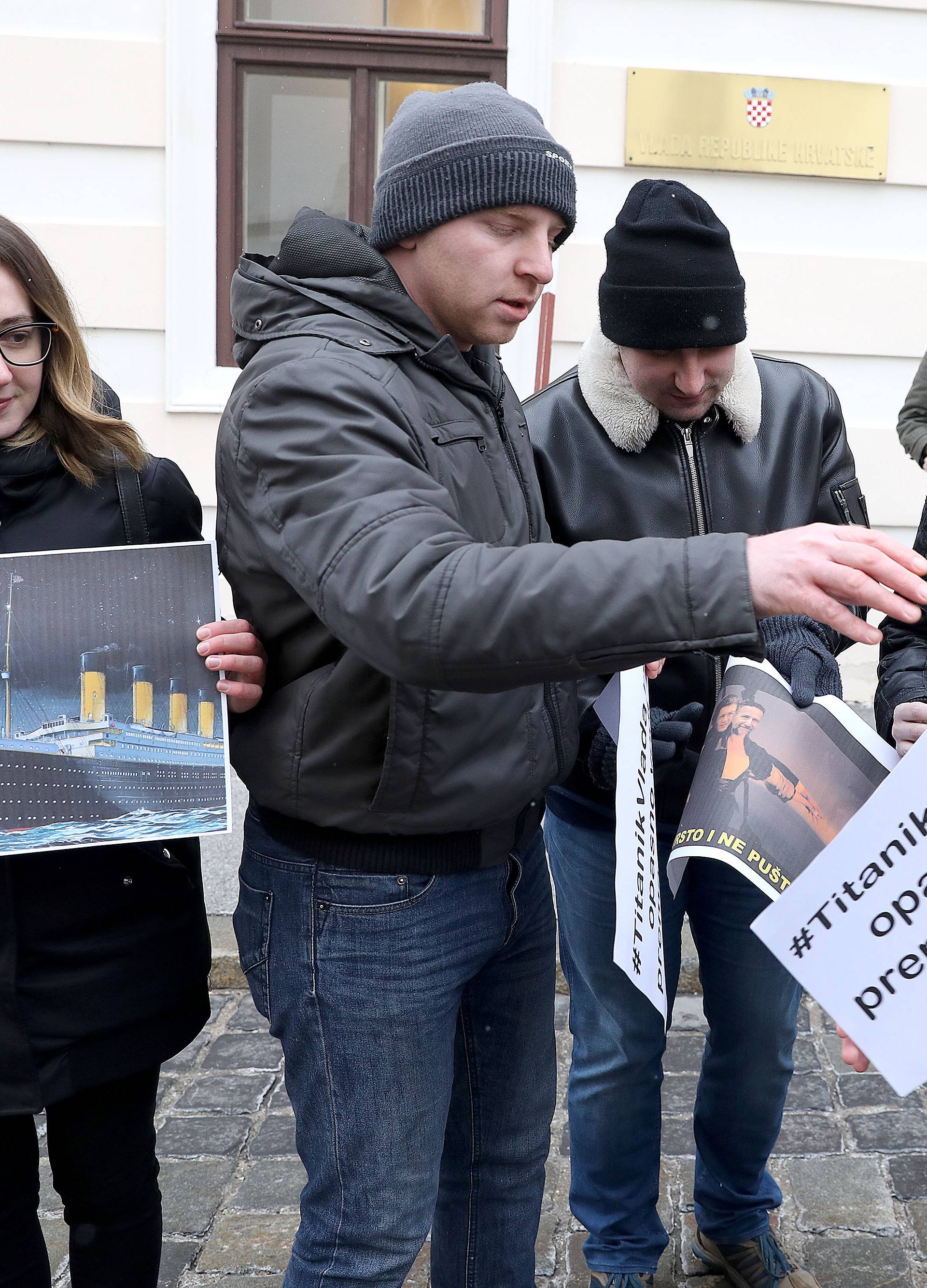 Titanik Vlada nas opasno vodi prema santi leda u opasne vode