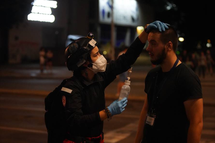 Policija i vojska suzavcima rastjerala okupljene prosvjednike u Novom Beogradu