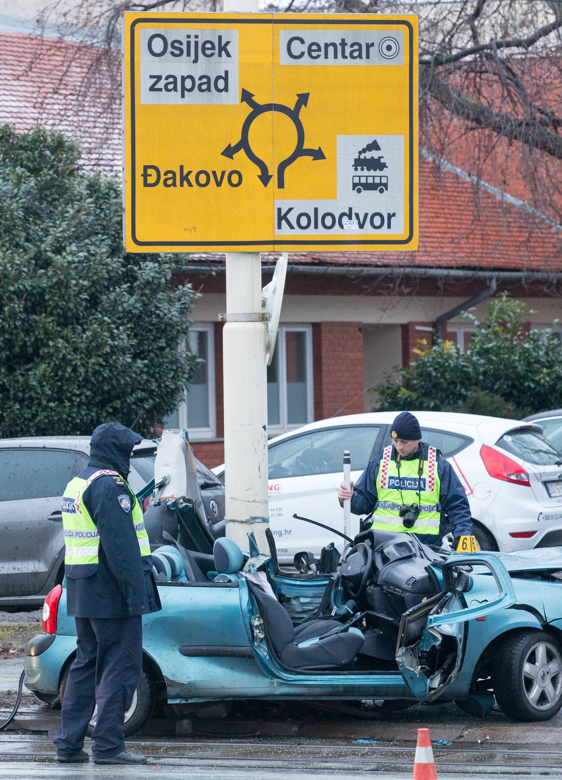 Detalji strave u Osijeku: Izletio s ceste i omotao se oko stupa