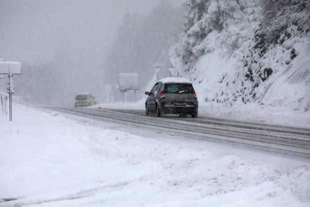 Delnice: Snijeg i jak vjetar otežavaju promet