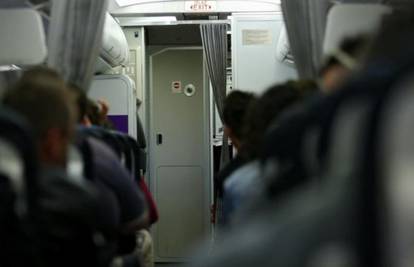 Užas na letu za Srbiju: Htio ući u kokpit, svladali su ga putnici