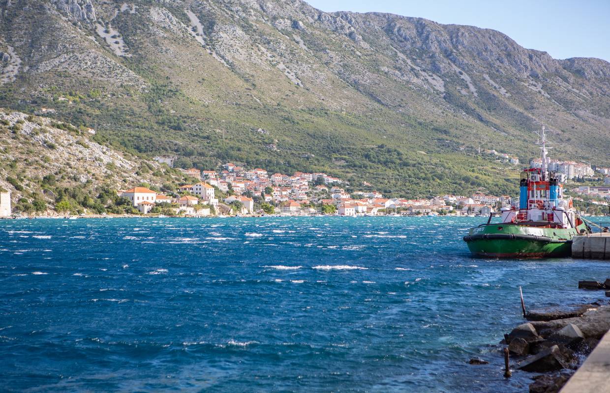 Mornari spasili dvoje odraslih i dijete: Otkazao im motor broda, bili su u šoku i pothlađeni