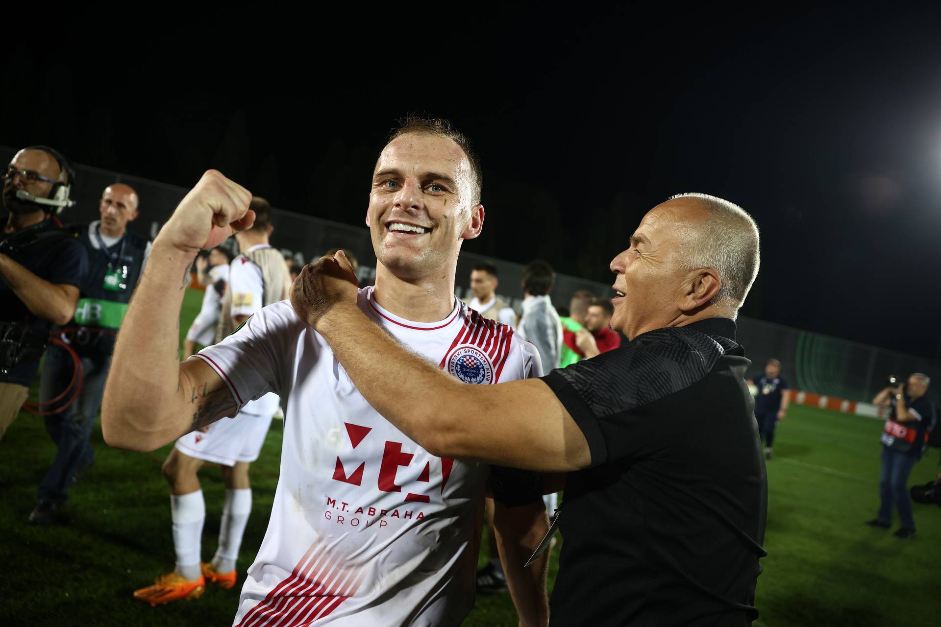 Mostar: Slavlje igrača Zrinjskog nakon čudesne pobjede protiv AZ Alkmaara u Konferencijskoj ligi