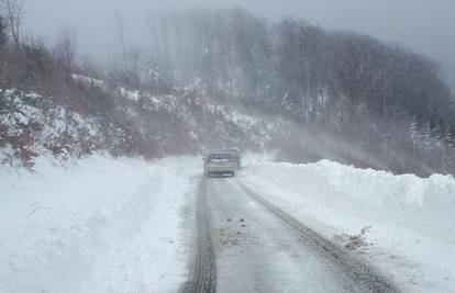 Snijeg otežava vožnju: Olujni vjetar zatvorio autocestu A1
