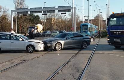 Zbog sudara automobila na tračnicama stali su tramvaji