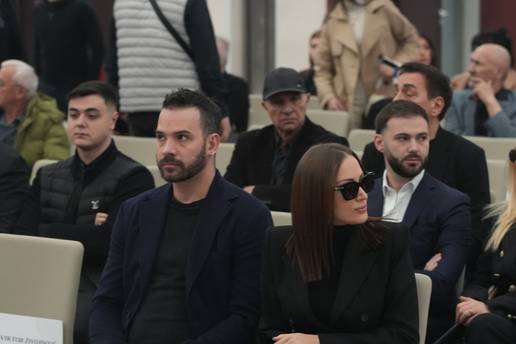 Trudna Aleksandra Prijović suze skrivala velikim naočalama na komemoraciji za Sašu Popovića