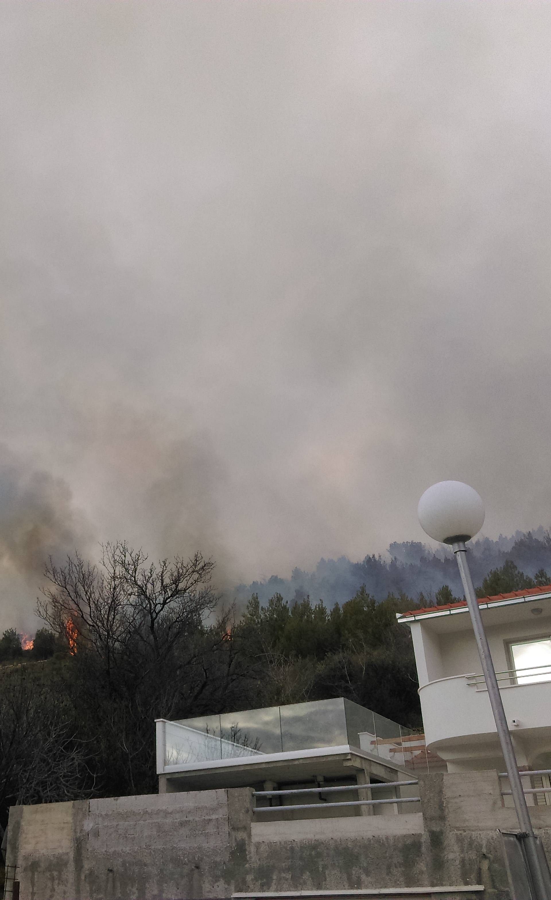 Požar u Žrnovnici se smanjio, dežurat će 60-ak vatrogasaca