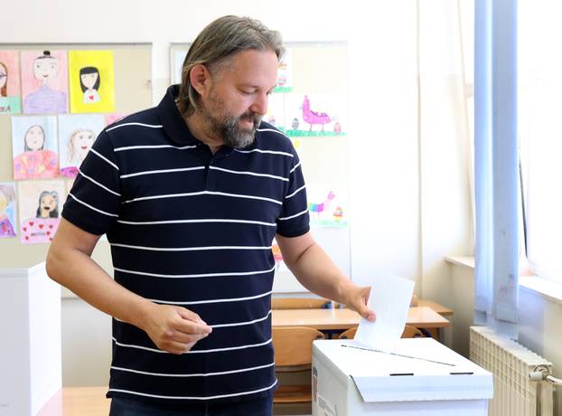 Šibenik: Kandidat za gradona?elnika Ton?i Restovi? glasovao je u drugom krugu lokalnih izbora