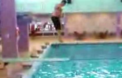 Pokušao skočiti sa daske u bazen, ali se ozlijedio