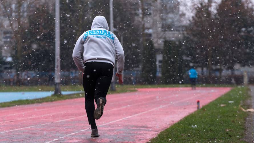 Zagreb: Gust snijeg pada u Novom Zagrebu