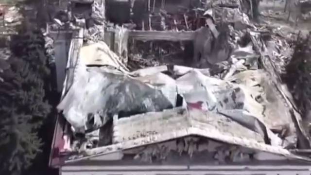 Ukrajina objavila snimku: Vidi se kako su Rusi bombardirali kazalište na kojem piše 'djeca'