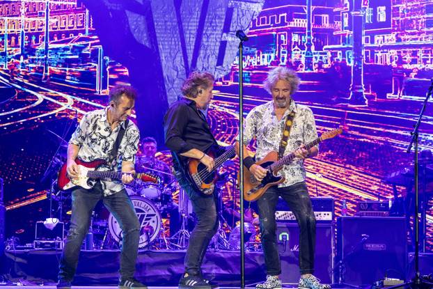 Pula: Parni valjak održao koncert u prepunoj Areni 