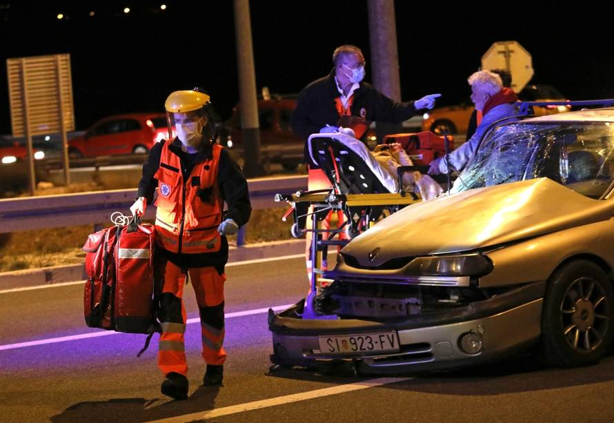 Tromilja: Jedna osoba prevezena u bolnicu nakon prometne nesreće dva automobila